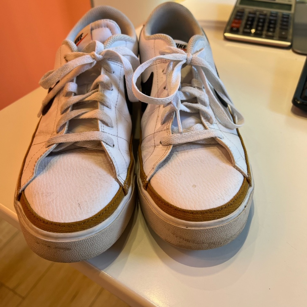 Men’s Nike court legacy sneaker- gently worn